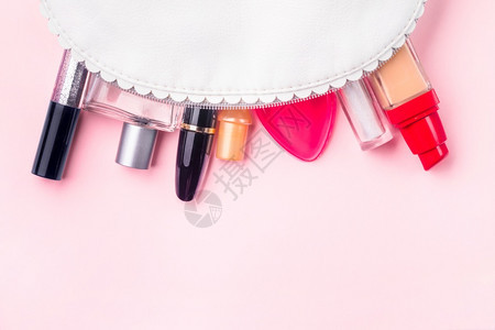 白色洗手袋和化妆品粉红背景的专业化妆品唇粉色的配件图片