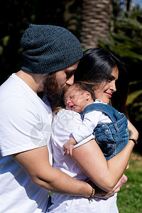 幸福的情侣将新生儿抱在她的怀里女儿白种人父亲身份图片