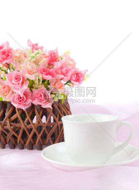 木头粉红色织物背景中木篮的粉红玫瑰杯子美丽的图片
