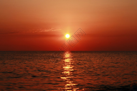 假期日落在黑海和夏季滩上超过蓝色的图片