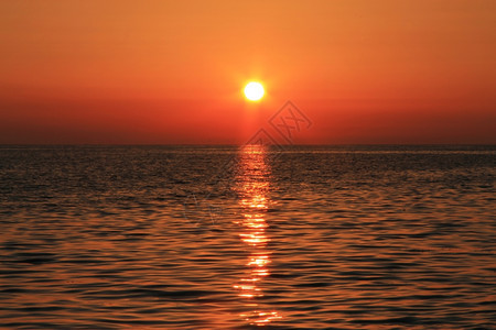 日落在黑海和夏季滩上景观美丽的热带图片