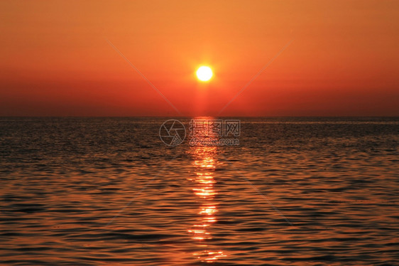 日落在黑海和夏季滩上景观美丽的热带图片
