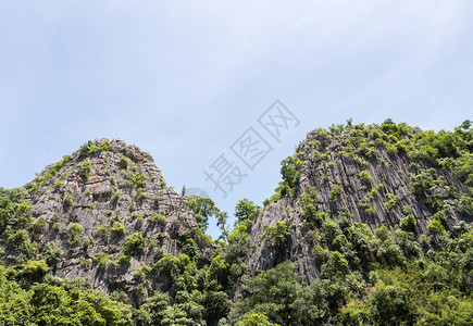 泰国北部家公园清蓝天空下双高石灰岩山的两层高石灰岩旅游绿色清除图片