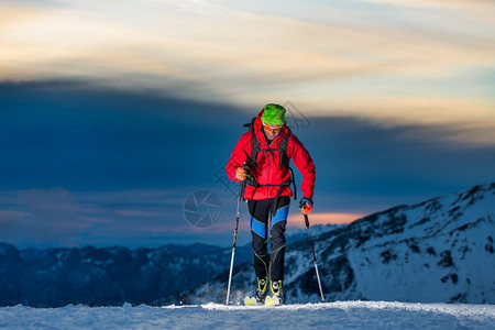 冬季滑雪登山图片