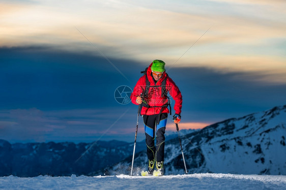 冬季滑雪登山图片