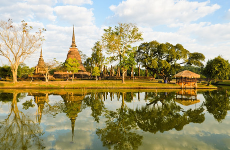 泰国古城Sukholtthai反射寺庙萨图片