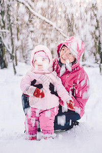 雪地里的母女图片