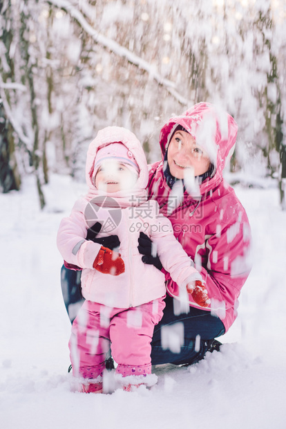 雪地里的母女图片