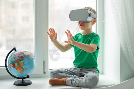 探索虚拟世界的小男孩图片