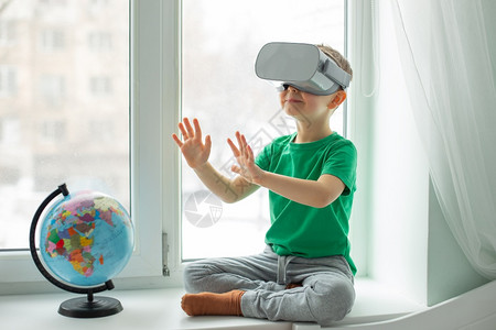探索虚拟世界的小男孩图片