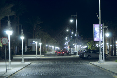 城市的放松弛赫尔格达夜街与灯笼和汽车的夜景埃及赫尔格达市夜间城生活中的道路和夜间照明赫尔格达街道在晚上照明赫尔格达夜街与灯笼和汽图片