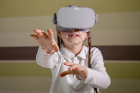 工作室戴虚拟现实耳机的女孩通过视频和游戏探索虚拟现实世界未来技术戴虚拟现实耳机的女孩通过视频和游戏探索虚拟现实世界年轻的男生图片
