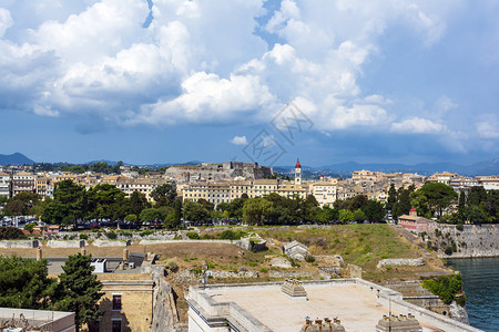 从希腊科孚镇的堡垒欣赏科孚市风景如画从希腊科孚镇的堡垒欣赏科孚市风景如画城观云欧洲图片