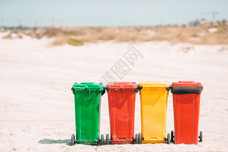 海边的垃圾分类回收站图片