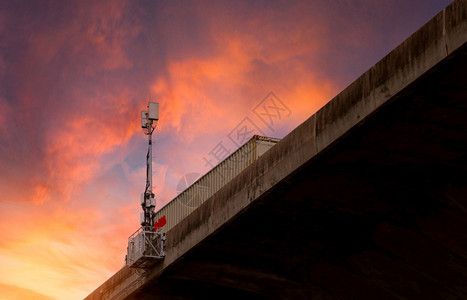 高架混凝土速公路的底部视图横越混凝土公路道飞航结构红日月天路高速公水泥桥工程建筑梁基础设施水泥桥工业的墙城市图片