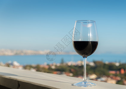 景观假期一杯带有红色口标记的酒从阳台上欣赏到一杯带有口红标记的酒欧洲图片