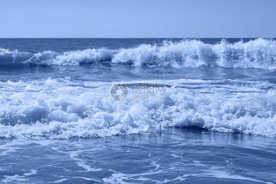 波浪海沙天空和剧烈的海浪夏日美丽的热带海滩和热带洋岸夏日概念横幅以20年的蓝色调海天空和剧烈的海浪夏日异国情调戏剧图片