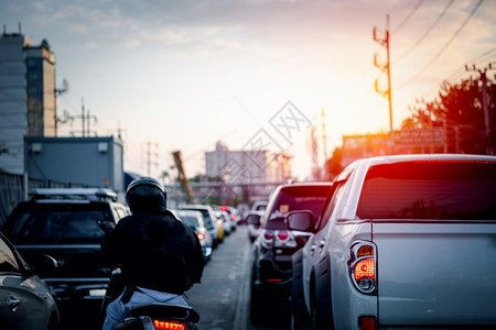 在泰国曼谷市的繁忙公路上许多汽车使用街道进行高峰时速交通路上有堵塞车行驶在城市的繁忙公路上天一种中央图片