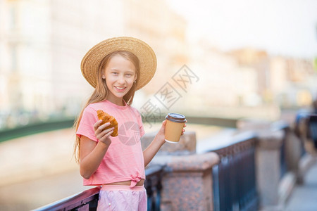 自然海浪涅瓦河美丽的女孩在圣彼得堡女人的预期中穿着羊角面包和户外咖啡穿着羊角面包和室外咖啡在节日中图片