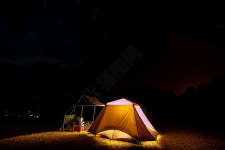夜间发光的露营帐篷图片