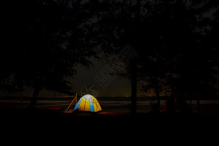 夜间发光的露营帐篷图片