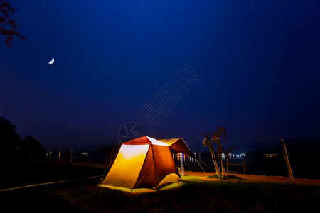 夜晚星空下搭帐篷图片
