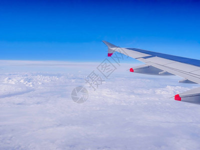 运输从飞机窗看翼在云层和蓝天上飞行机在地球上空行10m5AC80AF旅游空气动力学图片