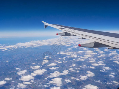 从飞机窗看翼在云层和蓝天上飞行机在地球上空行10m5AC80AF运输旅行技术图片
