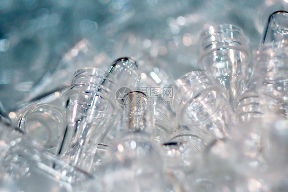 行业部件工的PETPET原料工业中装瓶水之前的聚乙烯甲二氯酸酯前形体图片
