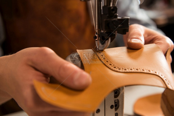 材料鞋类机器匠在车间缝合的一部分特写鞋匠缝合的一部分特写图片