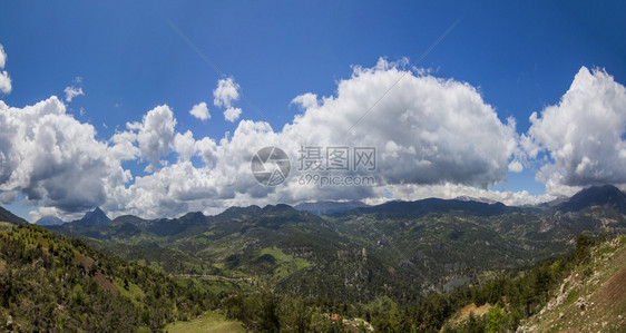 走高度自然土耳其安塔利亚山的春天风景图片