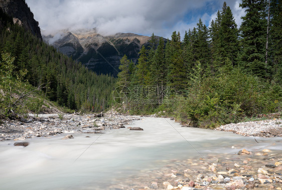 在加拿大不列颠哥伦比亚省Yoho公园的一条河流长期图像接触美国路德维希图片