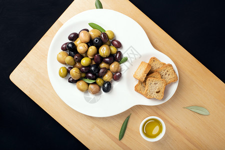 健康时装盘子里的脱盐橄榄美味地中海食物西班牙塔帕沙拉开胃菜图片