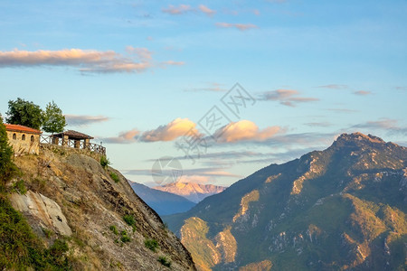 蓝色的风景天空希腊米泰奥拉的夏日傍晚山顶凉亭和岩石修道院俯瞰希腊米泰奥拉山顶的凉亭图片