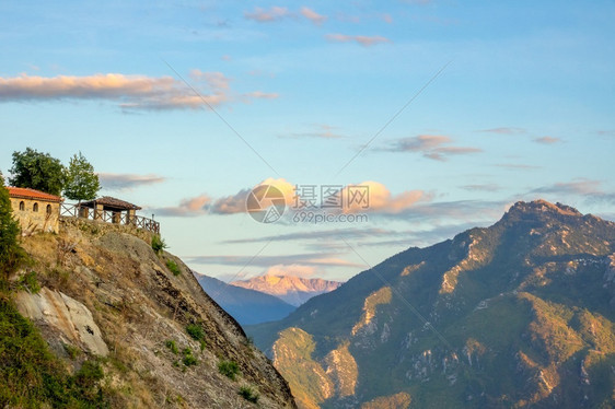 蓝色的风景天空希腊米泰奥拉的夏日傍晚山顶凉亭和岩石修道院俯瞰希腊米泰奥拉山顶的凉亭图片