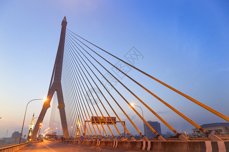 结构体清晨桥横渡ChaoPhraya河大桥横跨ChaoPhraya河小时旅行图片