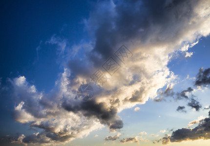 积云颜色蓝天空云层有不同的阴影日落前风景和下雨天气在空中云春图片