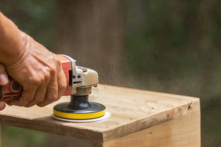 一种砂光机木匠使用抛光机打磨木材砂光机头手图片