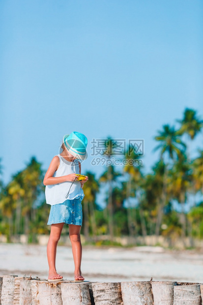 沙滩上活跃的小女孩玩得开心图片