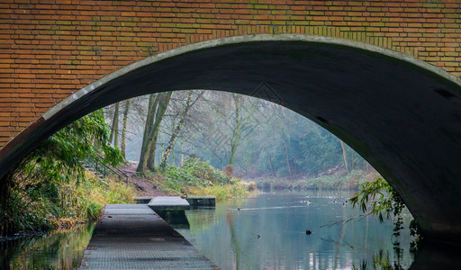 镇受欢迎的荷兰一条管道下水中的喷口希尔维苏姆公园内河地带美丽的流风景图片