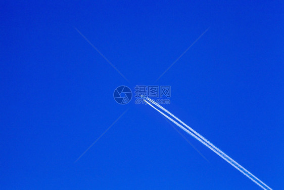 景观白色的平面在蓝天空中飞行后面有一辆白色引擎甲风景飞翔机冒险周末图片