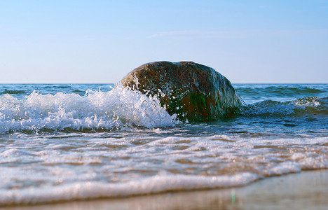 景观大风波浪海里的岩石浪拍打着岩石图片