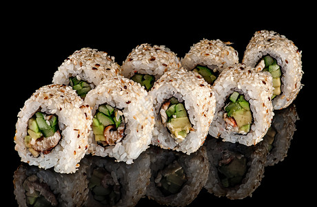 黑背景的很多寿司卷卡利弗尼亚配有鱼蔬菜和不成熟酱汁的寿司卷鳗鱼日本海鲜图片