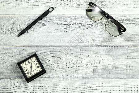 计时器眼力清晨提醒时钟纸笔记本墨和太阳镜白木底的破损光眼镜保护图片