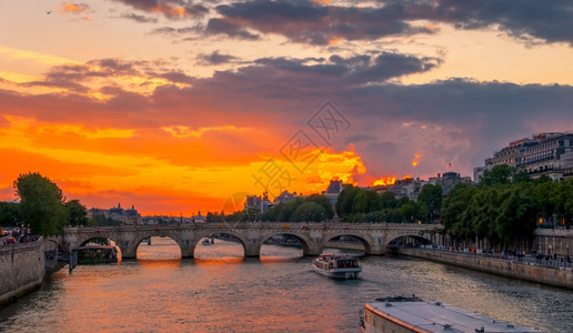 旅游的桥法国巴黎彩色日落在塞纳和欢乐船夏季金色日落在塞纳欧洲的图片