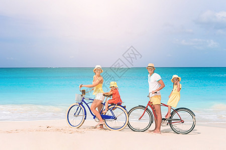 一家四口在海滩上骑自行车图片