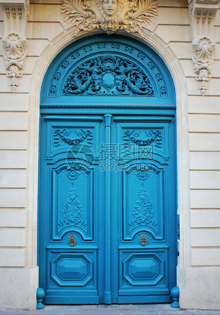 建造法国巴黎旧式前门入口白色外墙和蓝门法国巴黎老的屋图片