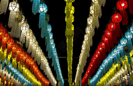 蓝色的在泰兰北部劳来庆节夜空照明灯笼亮着彩色挂派对街道图片