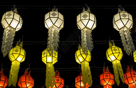 亚洲在泰兰北部的劳来庆节夜空照明灯笼亮着彩色挂丰富多彩的绿色图片