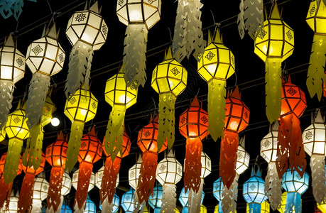 彩色烟雾灯光亚洲人在泰兰北部的劳来庆节夜空照明灯笼亮着彩色挂文化背景